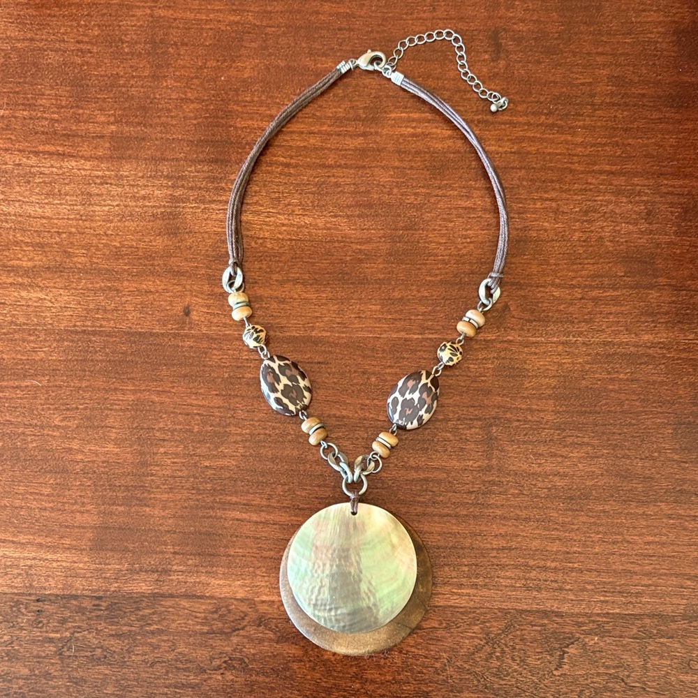 Elegant Brown and Gold Pendant Necklace